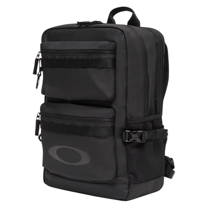 Oakley FOS901478 unisex backpack featuring spacious compartments, padded shoulder straps, and a durable everyday design.
