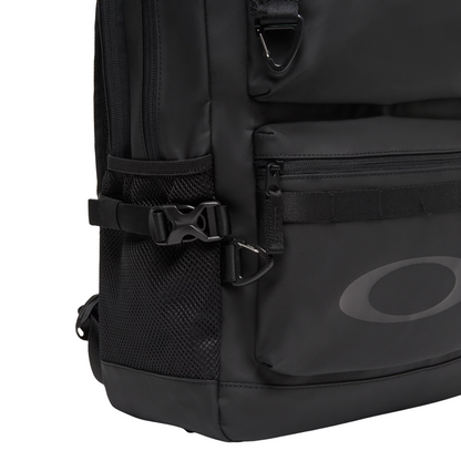 Oakley FOS901478 unisex backpack featuring spacious compartments, padded shoulder straps, and a durable everyday design.