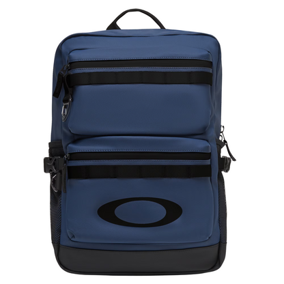 Oakley FOS901478 unisex backpack featuring spacious compartments, padded shoulder straps, and a durable everyday design.