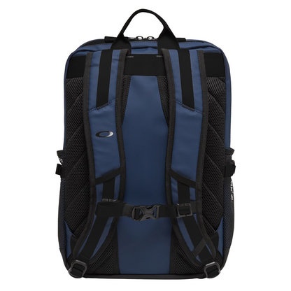 Oakley FOS901478 unisex backpack featuring spacious compartments, padded shoulder straps, and a durable everyday design.