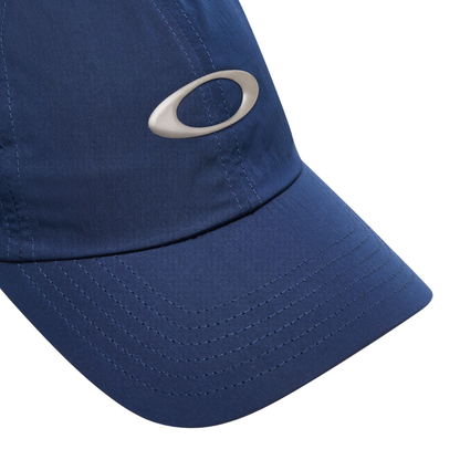 Oakley FOS901486 performance cap with lightweight breathable fabric, adjustable fit, and embroidered Oakley logo.