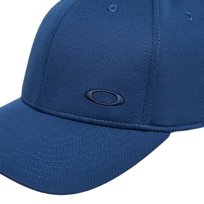 Oakley FOS901497 unisex performance cap with lightweight breathable fabric, adjustable fit, and embroidered Oakley logo.