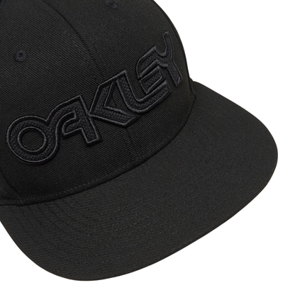 Oakley FOS901499 unisex performance cap with lightweight breathable fabric, adjustable fit, and embroidered Oakley logo.
