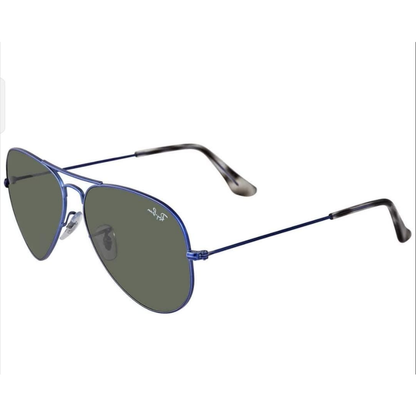Ray-Ban RB3025 unisex Aviator sunglasses with full-rim metal frame and classic teardrop-shaped lenses.